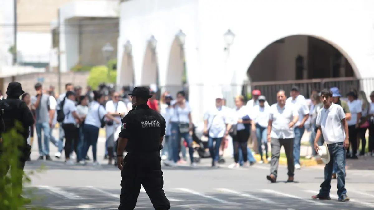 Manifestantes afuera de Casa Jalisco